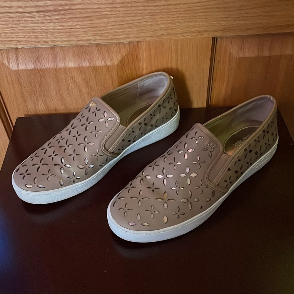 Michael Kors; size: 7; tan, gold and white slip-on shoe